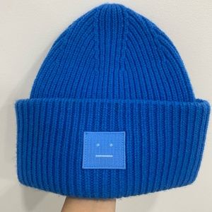 Acne beanie
